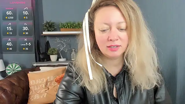 Snapshot of JesiaFoxi chatting on November 22, 2025, 1:32 pm JesiaFoxi online show from November 22, 2025, 1:32 pm