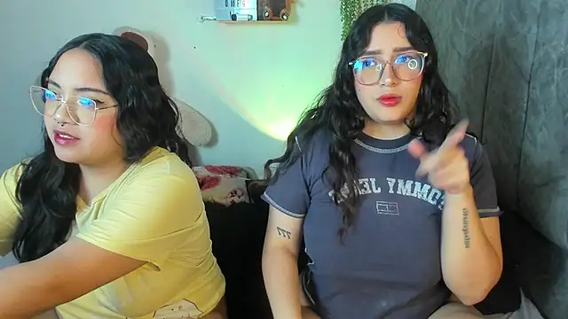 Snapshot of maddie-and-chelsea- chatting on November 29, 2025, 11:32 am maddie-and-chelsea- online show from November 29, 2025, 11:32 am