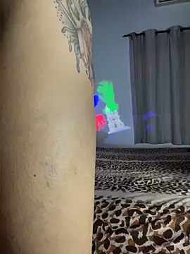 Snapshot of xMirana_ chatting on November 17, 2025, 8:29 am xMirana online show from November 17, 2025, 8:29 am