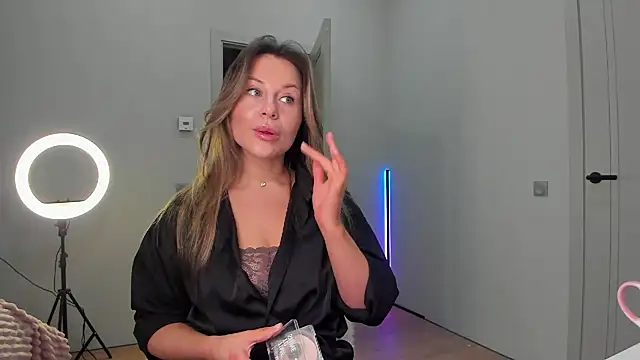  cometoseeme  online show from January 18, 2026, 2:09 pm