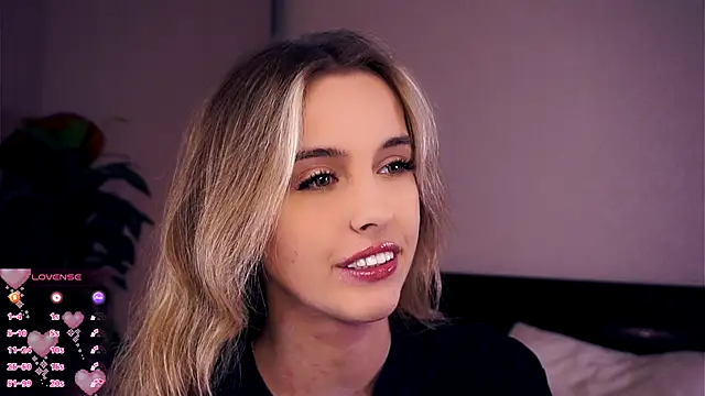 FannyHewson online show from October 7, 2025, 7:37 pm