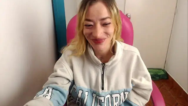 Snapshot of zoe_jones13 chatting on August 3, 2026, 9:04 am zoe jones13 online show from August 3, 2026, 9:04 am
