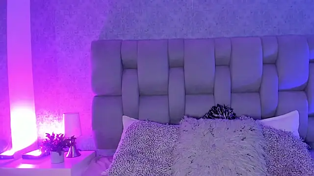 KarolRojas  online show from September 10, 2025, 3:27 am
