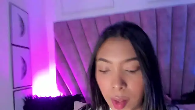 KarolRojas  online show from November 10, 2025, 12:10 pm