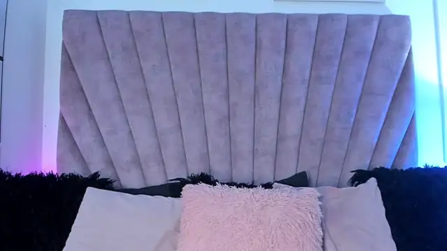 KarolRojas  online show from November 15, 2025, 11:25 am