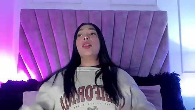 KarolRojas  online show from November 3, 2025, 11:25 am