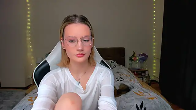 Snapshot of DearLia chatting on November 30, 2025, 9:15 pm DearLia online show from November 30, 2025, 9:15 pm