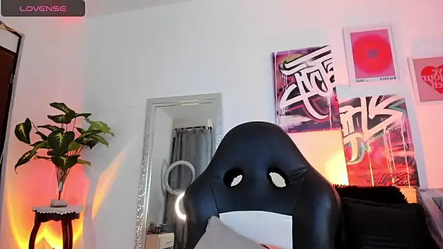 Snapshot of AnnieHuntters chatting on January 4, 2025, 3:50 am AnnieHuntters online show from January 4, 2025, 3:50 am