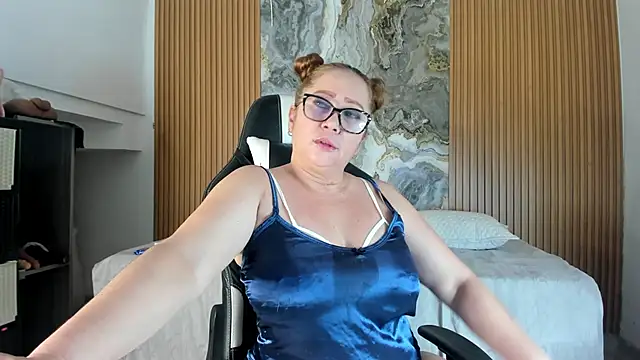 Snapshot of Danna_topless chatting on November 16, 2025, 11:59 am Danna topless online show from November 16, 2025, 11:59 am