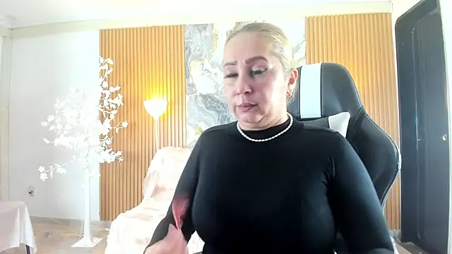 Snapshot of Danna_topless chatting on July 27, 2026, 12:01 pm Danna topless online show from July 27, 2026, 12:01 pm