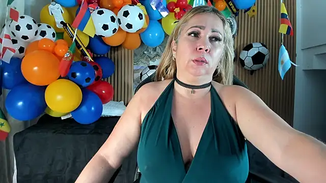 Snapshot of Danna_topless chatting on June 30, 2026, 12:16 pm Danna topless online show from June 30, 2026, 12:16 pm