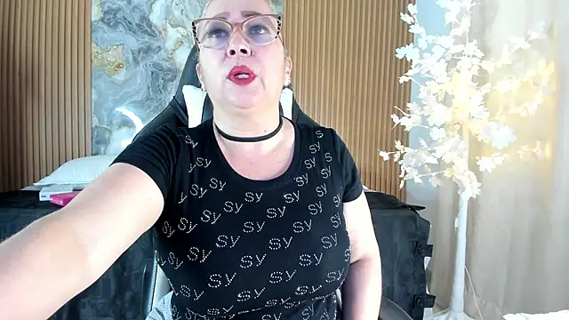 Danna topless online show from April 23, 2026, 12:11 pm