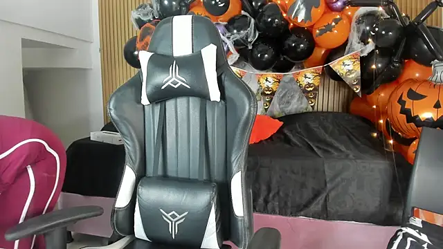 Snapshot of Danna_topless chatting on October 22, 2025, 12:04 pm Danna topless online show from October 22, 2025, 12:04 pm