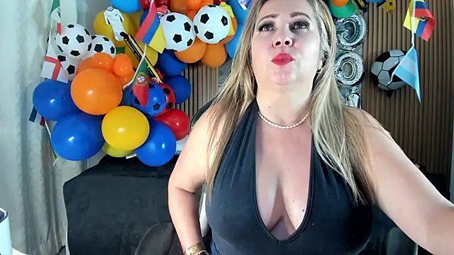 Snapshot of Danna_topless chatting on June 24, 2026, 12:04 pm Danna topless online show from June 24, 2026, 12:04 pm