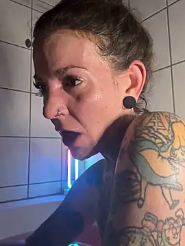 Snapshot of BrownieyQueen chatting on December 3, 2025, 7:13 pm BrownieyQueen online show from December 3, 2025, 7:13 pm