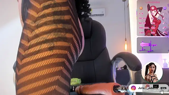 Snapshot of Juliett_Adams_ chatting on November 6, 2025, 12:03 am Juliett Adams online show from November 6, 2025, 12:03 am