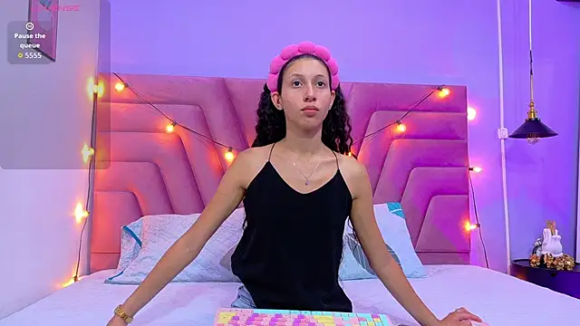 Snapshot of Beautifulskinny18 chatting on October 14, 2025, 8:31 pm Beautifulskinny18 online show from October 14, 2025, 8:31 pm