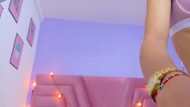 Snapshot of Beautifulskinny18 chatting on November 18, 2025, 7:50 pm Beautifulskinny18 online show from November 18, 2025, 7:50 pm