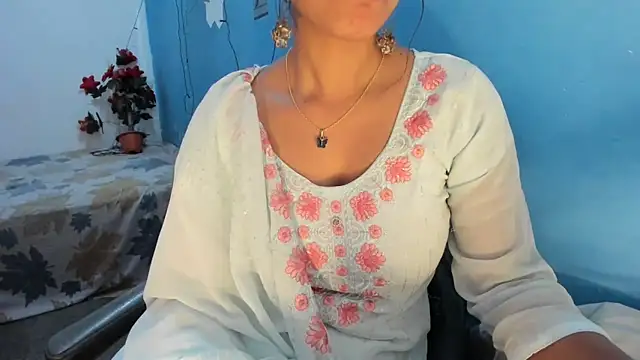 Snapshot of aarjulove chatting on April 11, 2026, 7:16 am aarjulove online show from April 11, 2026, 7:16 am