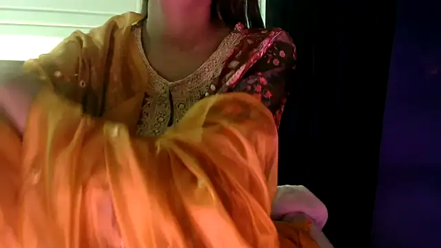 Snapshot of chhui_mui chatting on April 14, 2026, 6:35 pm chhui mui online show from April 14, 2026, 6:35 pm