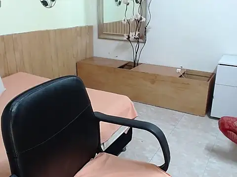 Snapshot of Suxxxy_ chatting on October 28, 2025, 1:43 pm Suxxxy online show from October 28, 2025, 1:43 pm