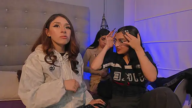 Snapshot of Zowi_Hottiee chatting on December 20, 2024, 3:25 am Zowi Hottiee online show from December 20, 2024, 3:25 am