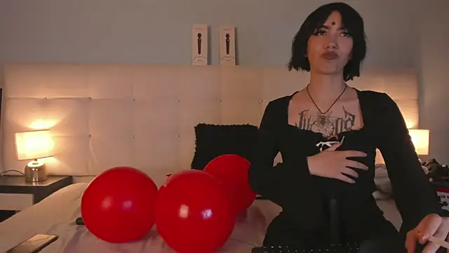 Snapshot of Zowi_Hottiee chatting on February 13, 2025, 5:16 am Zowi Hottiee online show from February 13, 2025, 5:16 am