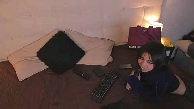 Snapshot of Zowi_Hottiee chatting on February 19, 2025, 6:00 am Zowi Hottiee online show from February 19, 2025, 6:00 am