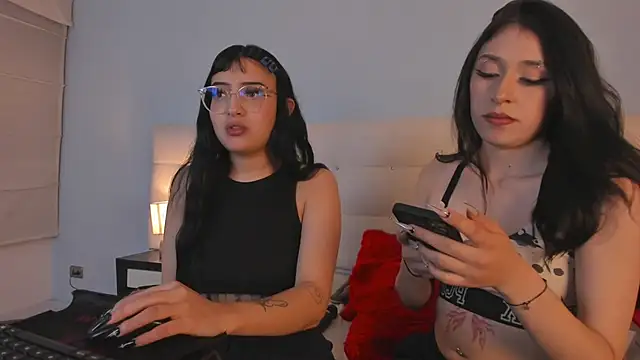 Snapshot of Zowi_Hottiee chatting on December 31, 2024, 3:23 am Zowi Hottiee online show from December 31, 2024, 3:23 am