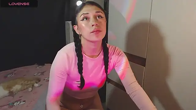 Snapshot of Zowi_Hottiee chatting on October 14, 2025, 11:47 pm Zowi Hottiee online show from October 14, 2025, 11:47 pm