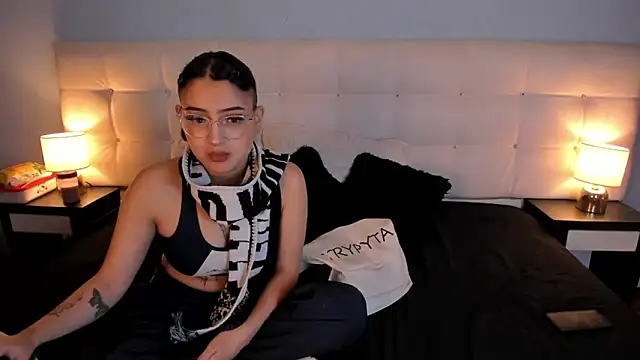 Snapshot of Zowi_Hottiee chatting on January 22, 2025, 2:37 am Zowi Hottiee online show from January 22, 2025, 2:37 am