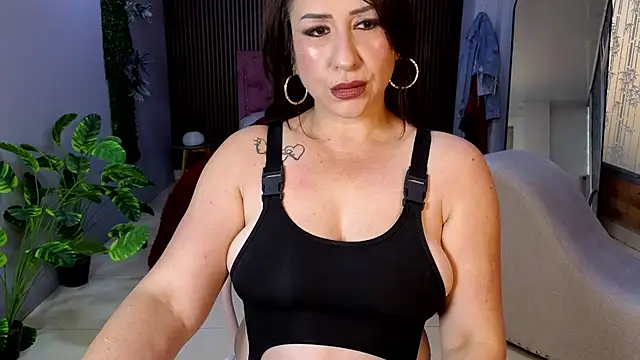 Snapshot of camil_milfdream chatting on July 10, 2026, 11:32 am camil milfdream online show from July 10, 2026, 11:32 am