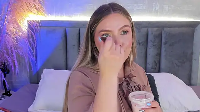 Snapshot of GaiaBaker chatting on October 23, 2025, 5:22 pm GaiaBaker online show from October 23, 2025, 5:22 pm