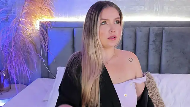 Snapshot of GaiaBaker chatting on October 13, 2025, 1:56 pm GaiaBaker online show from October 13, 2025, 1:56 pm