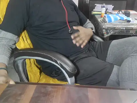 Snapshot of Average_Indian chatting on November 17, 2025, 1:37 pm Average Indian online show from November 17, 2025, 1:37 pm