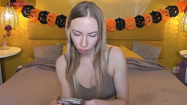 Snapshot of Diana_Garrett chatting on October 31, 2025, 1:35 am Diana Garrett online show from October 31, 2025, 1:35 am