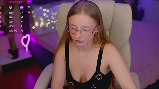 Snapshot of SilverrMoon chatting on November 18, 2025, 8:12 pm SilverrMoon online show from November 18, 2025, 8:12 pm