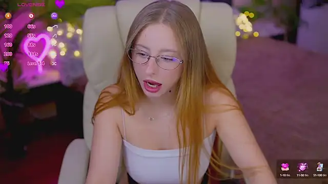 Snapshot of SilverrMoon chatting on October 9, 2025, 1:44 pm SilverrMoon online show from October 9, 2025, 1:44 pm