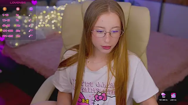 Snapshot of SilverrMoon chatting on November 7, 2025, 4:00 pm SilverrMoon online show from November 7, 2025, 4:00 pm