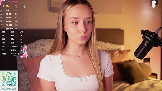 Snapshot of HollisBeckett chatting on December 3, 2025, 3:18 am HollisBeckett online show from December 3, 2025, 3:18 am