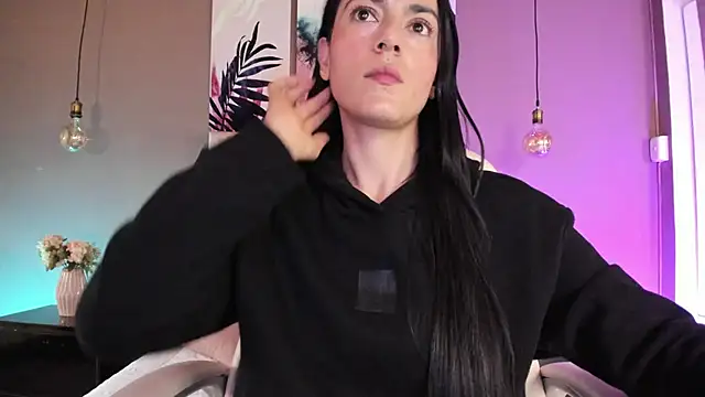 BellaClaiir online show from November 6, 2025, 3:05 pm