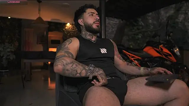 Snapshot of LeoSalvatore_ chatting on November 9, 2025, 11:14 am LeoSalvatore online show from November 9, 2025, 11:14 am