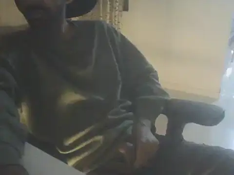 Snapshot of dominanthubby chatting on December 4, 2024, 12:02 am dominanthubby online show from December 4, 2024, 12:02 am