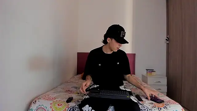 Snapshot of HeellBoy_ chatting on February 28, 2026, 12:38 pm HeellBoy online show from February 28, 2026, 12:38 pm