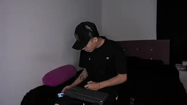 Snapshot of HeellBoy_ chatting on April 6, 2026, 5:08 am HeellBoy online show from April 6, 2026, 5:08 am