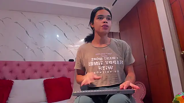 evelyn wine online show from November 11, 2025, 10:10 am