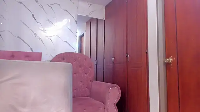 evelyn wine online show from December 2, 2025, 7:37 pm