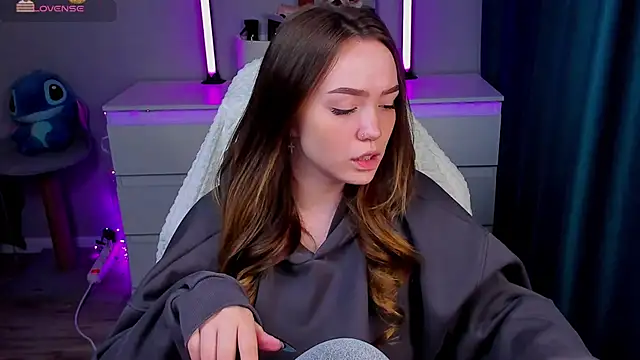 Snapshot of Evia_r0se chatting on March 26, 2026, 5:50 am Evia r0se online show from March 26, 2026, 5:50 am