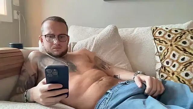 Snapshot of thehornyguy97 chatting on November 13, 2025, 10:19 am thehornyguy97 online show from November 13, 2025, 10:19 am