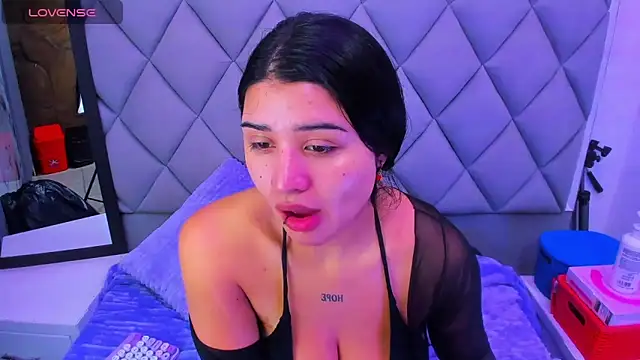 Snapshot of venusowen_ chatting on December 3, 2025, 12:59 pm venusowen online show from December 3, 2025, 12:59 pm